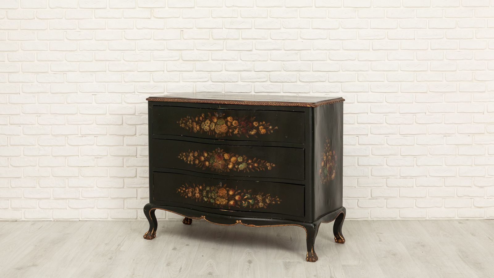 Green Chest Of Drawers With Floral Decorations photo 1100.0
