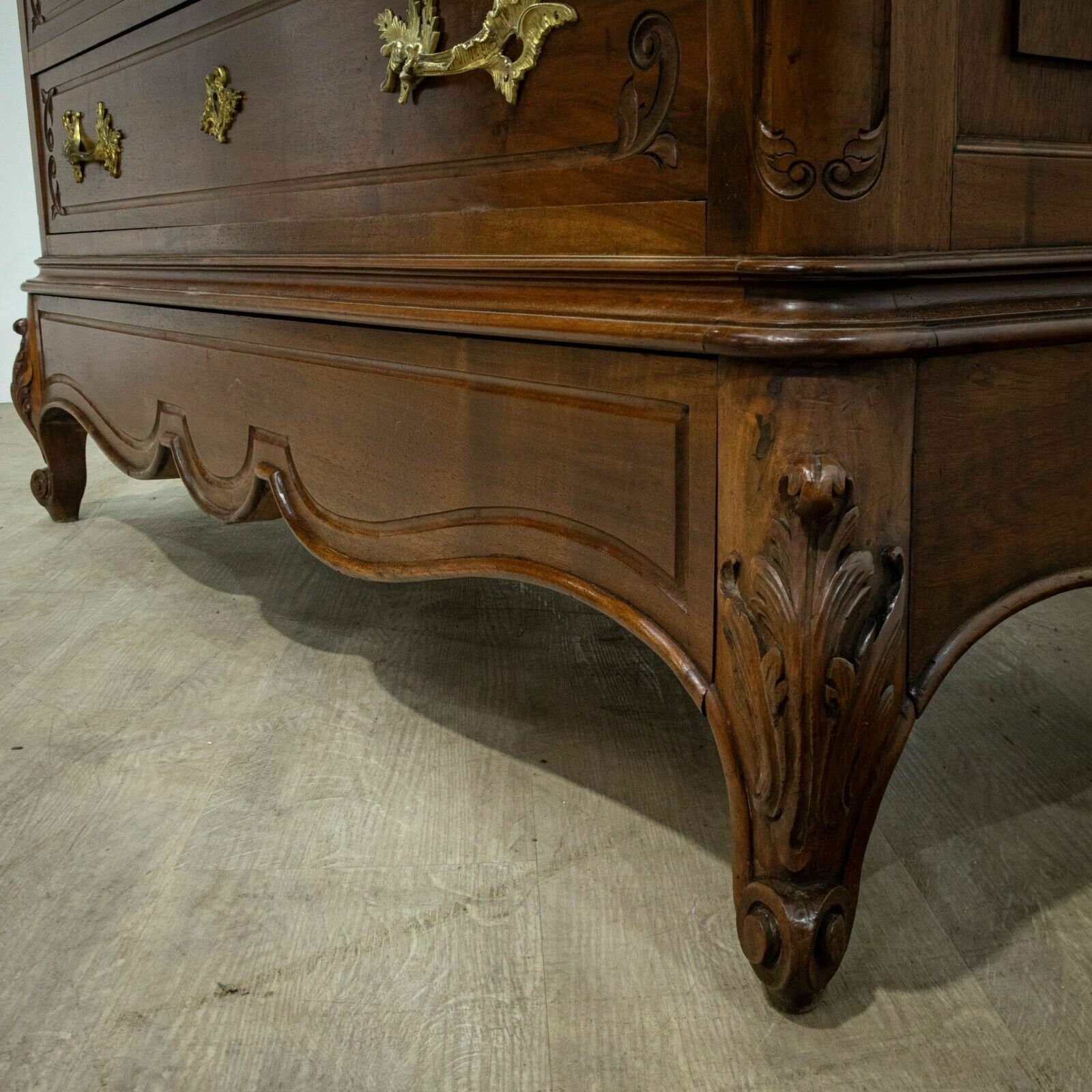 photo vinterior French Louis XV Style Walnut Chest Of Drawers