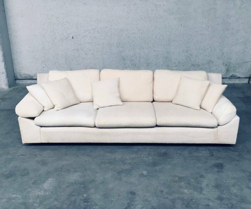 photo furniture Driezitsbank – Mid Century Modern Design – Bouclé Wol – Jaren 1960