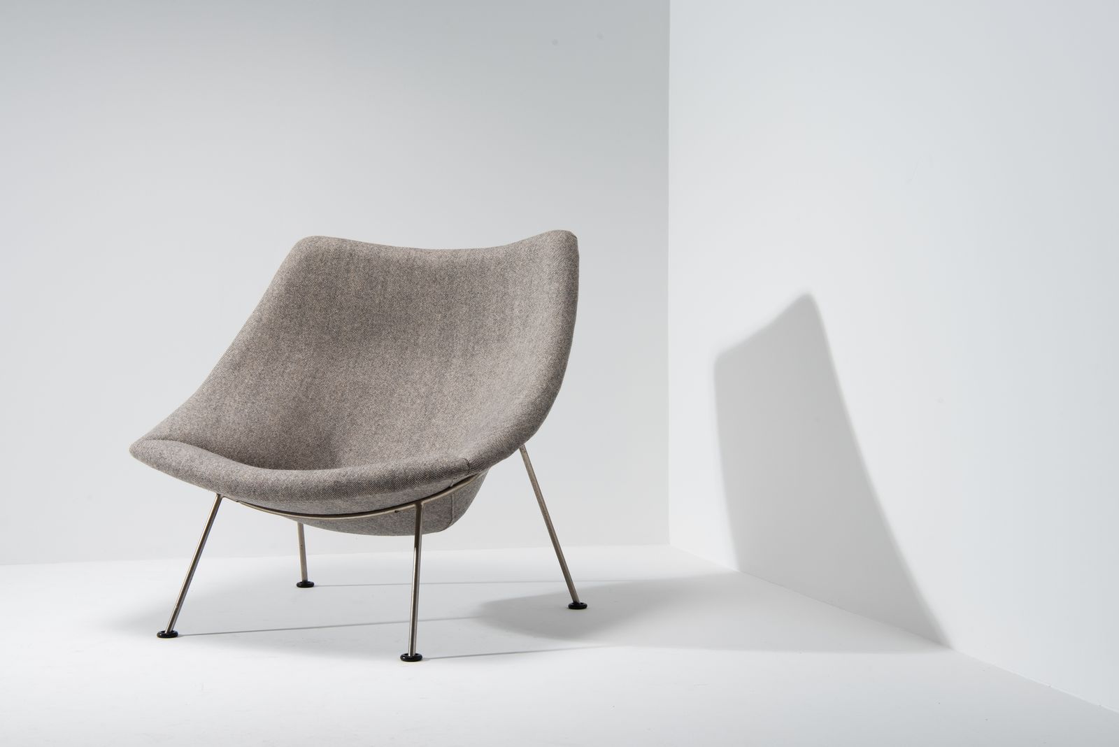 photo furniture Oyster Chair With Ottoman   Pierre Paulin