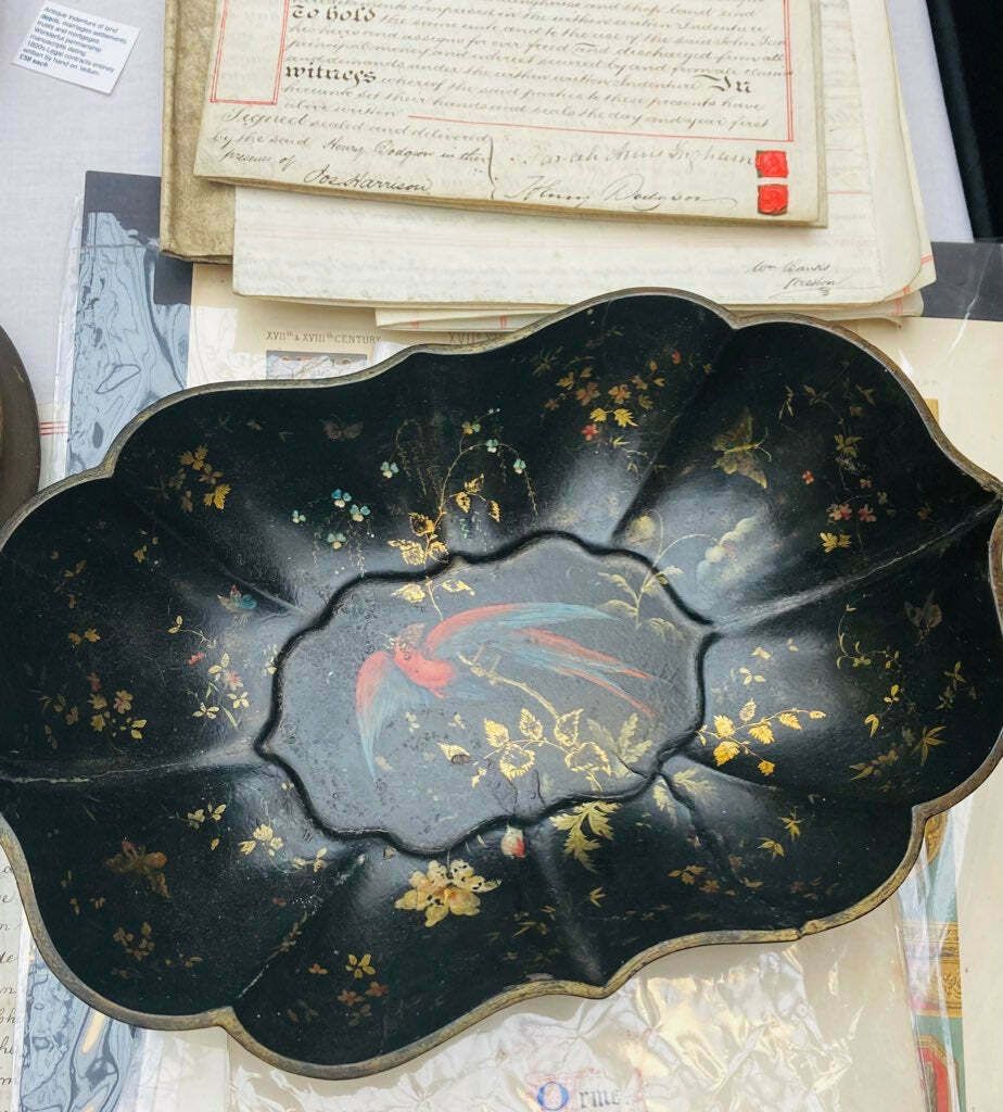 photo vintage Antique Chinoiserie Papier Mache Bowl