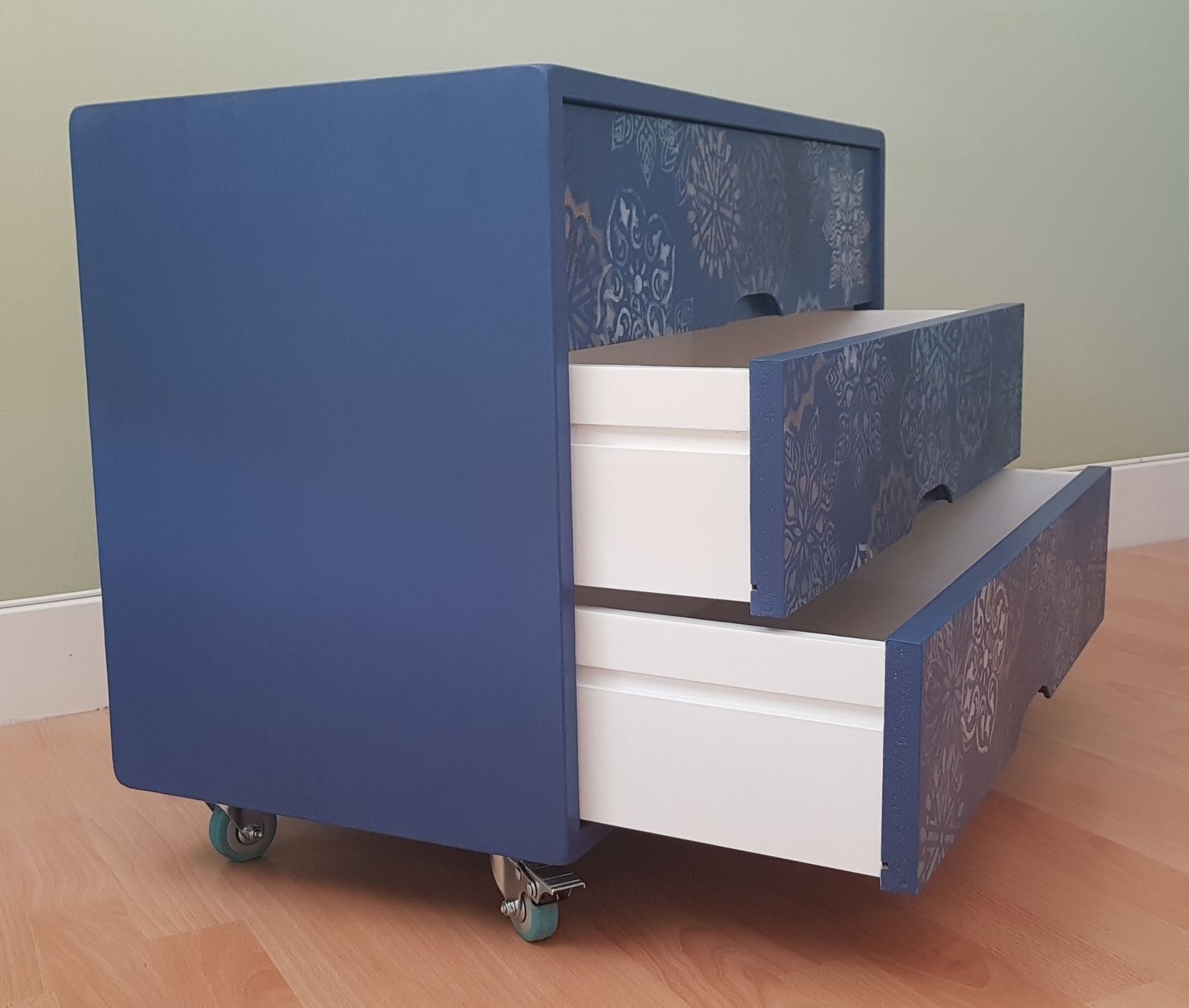 Chest Of Drawer With Roll On Wheels (Lockable) photo for sale