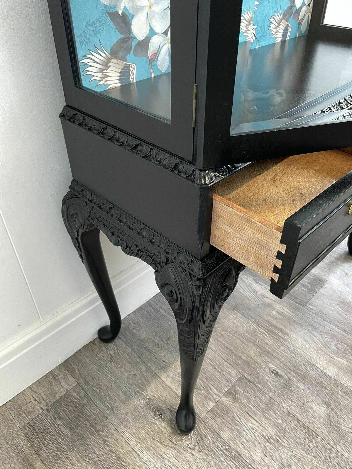 995.0 Black Bevelled Glass Door Display Cabinet With Turquoise Crane Design photo