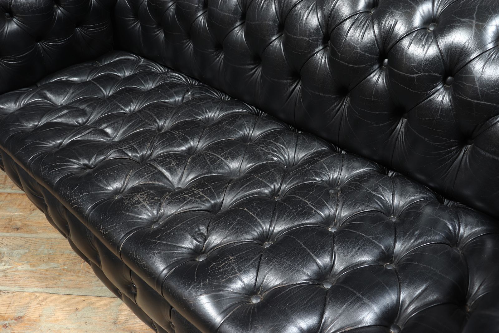 photo buy Black Leather Buttoned Seat Chesterfield Sofa
