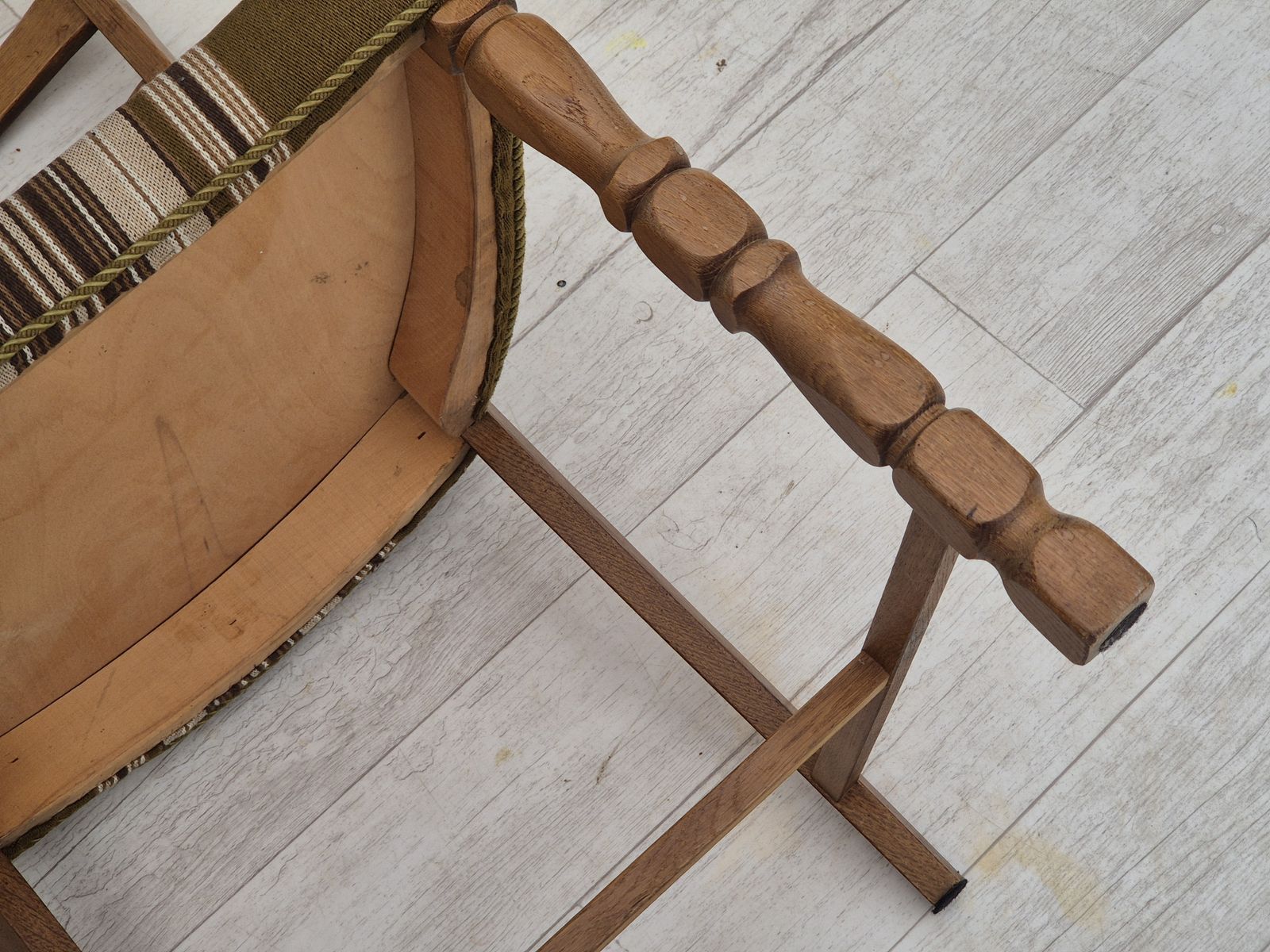 photo vintage 1970s, Set Of 4 Danish Dining Chairs In Oak Wood, Green Furniture Wool.