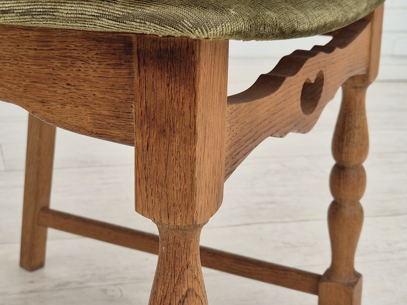 photo vinterior 1970s, Set Of 4 Danish Dining Chairs, Original Condition, Oak Wood, Furniture Velour.