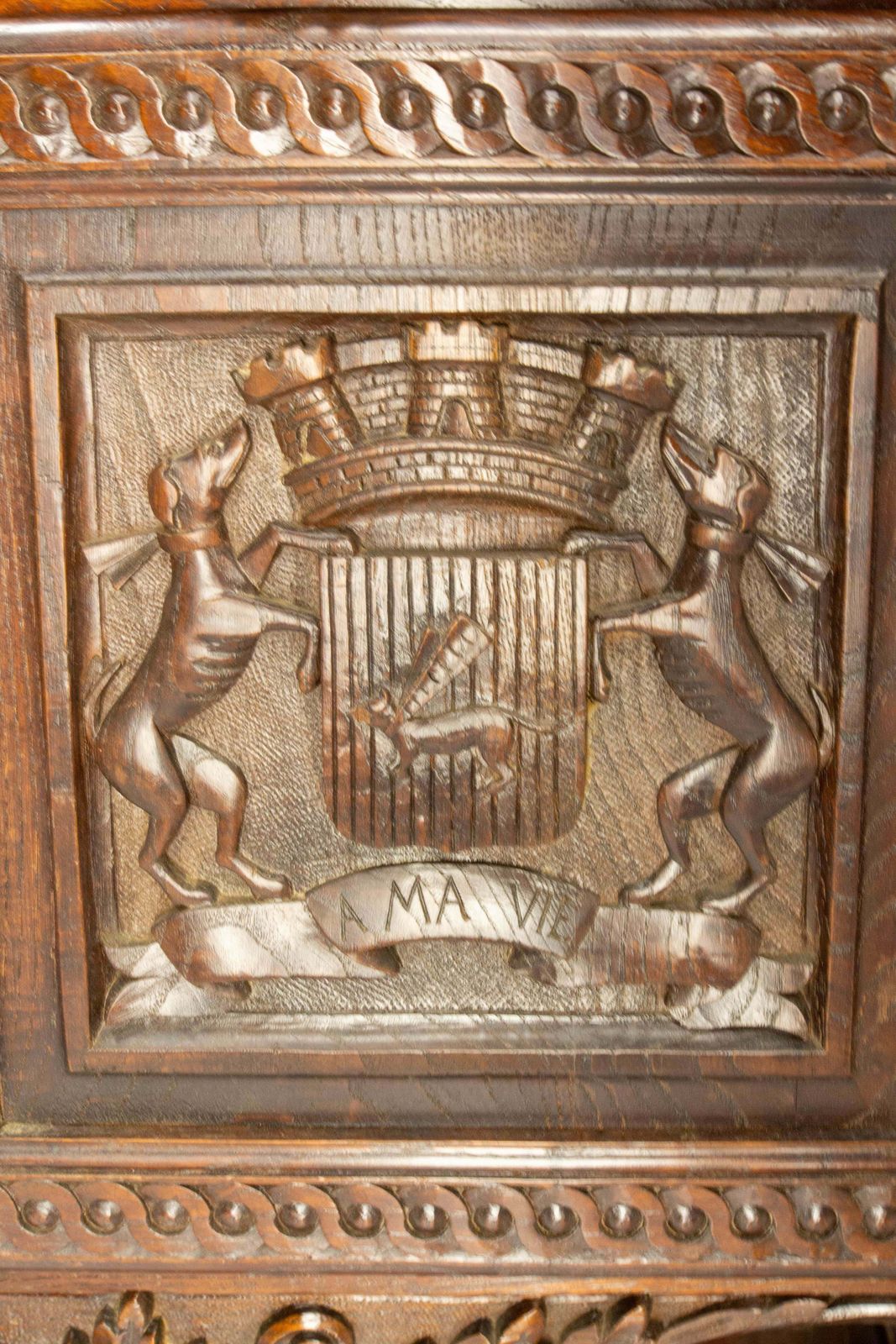 photo vintage French Brittany Dressoir Buffet Chesnut Cabinet With Blazons, Late 19th Century