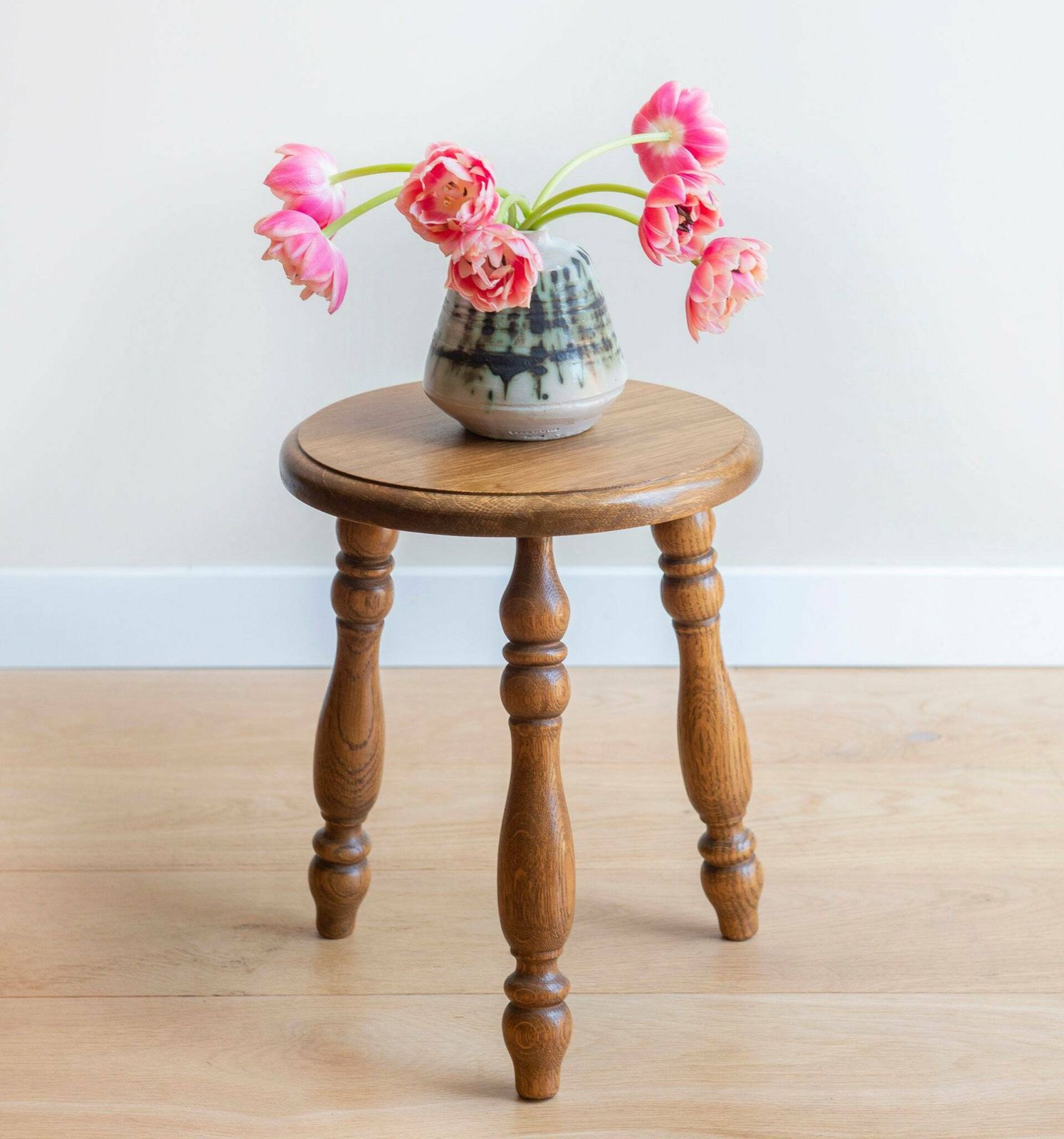 Tabouret en chêne à pieds tournés, table tripode d'époque, tabouret de ferme, support pour plante, petite table sculptée à la main, décoration rustique photo Mobilier