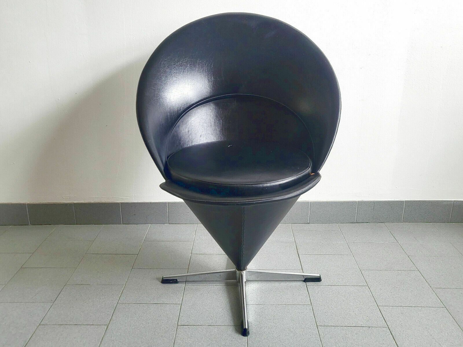 Vintage Cone Chair K1 Fauteuil Van Verner Panton, 1950, Zwart Kunstleer & Staal photo furniture