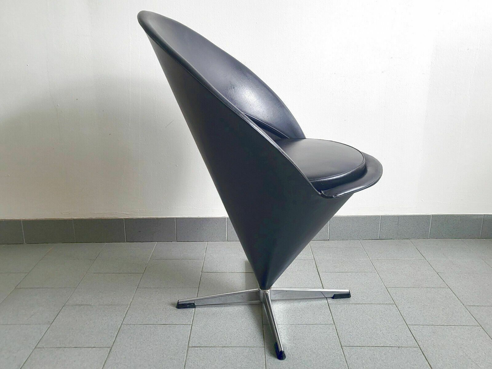 Vintage Cone Chair K1 Fauteuil Van Verner Panton, 1950, Zwart Kunstleer & Staal photo for sale