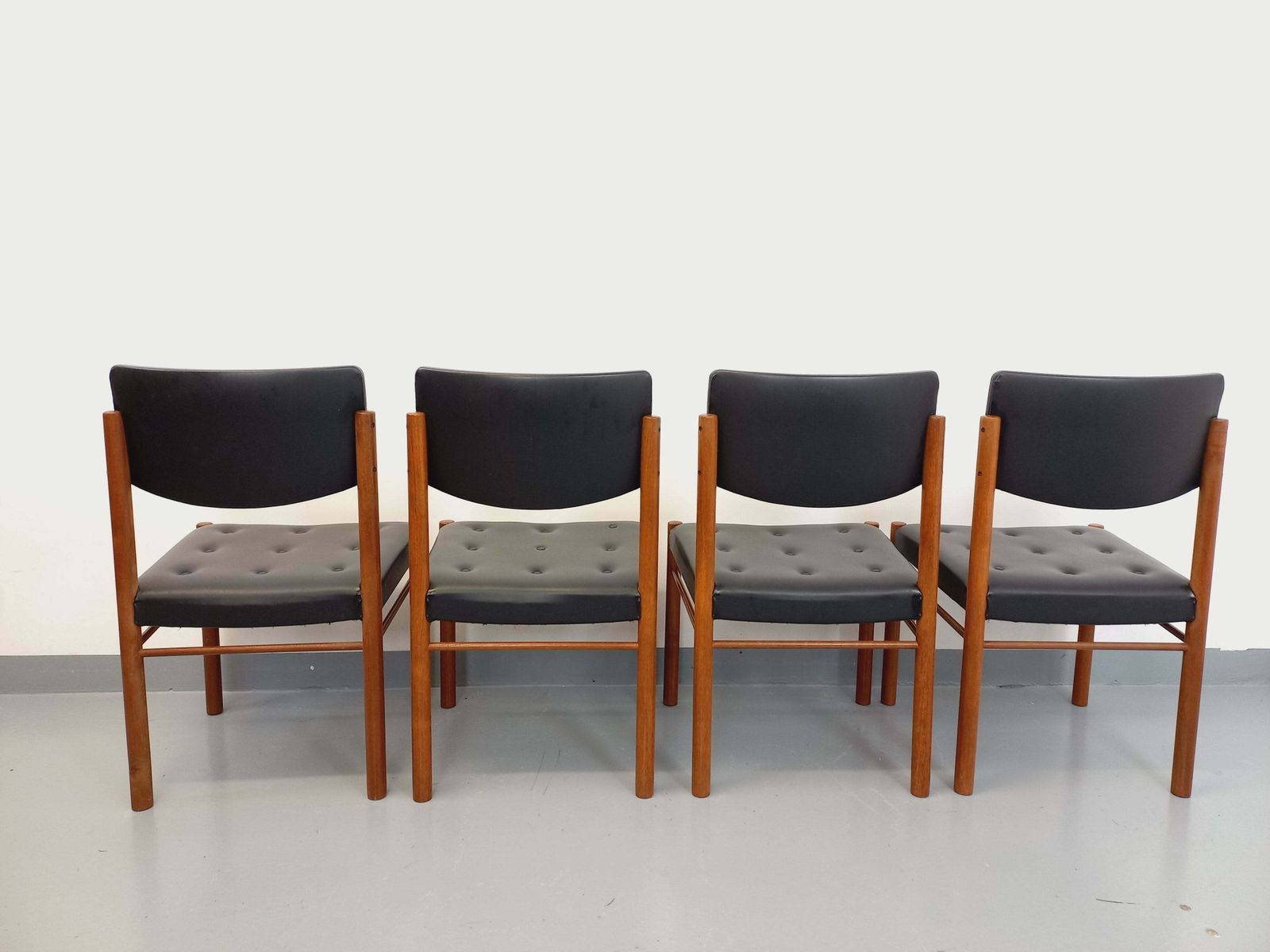 4 Scandinavian Chairs In Teak And Skai photo 608.0