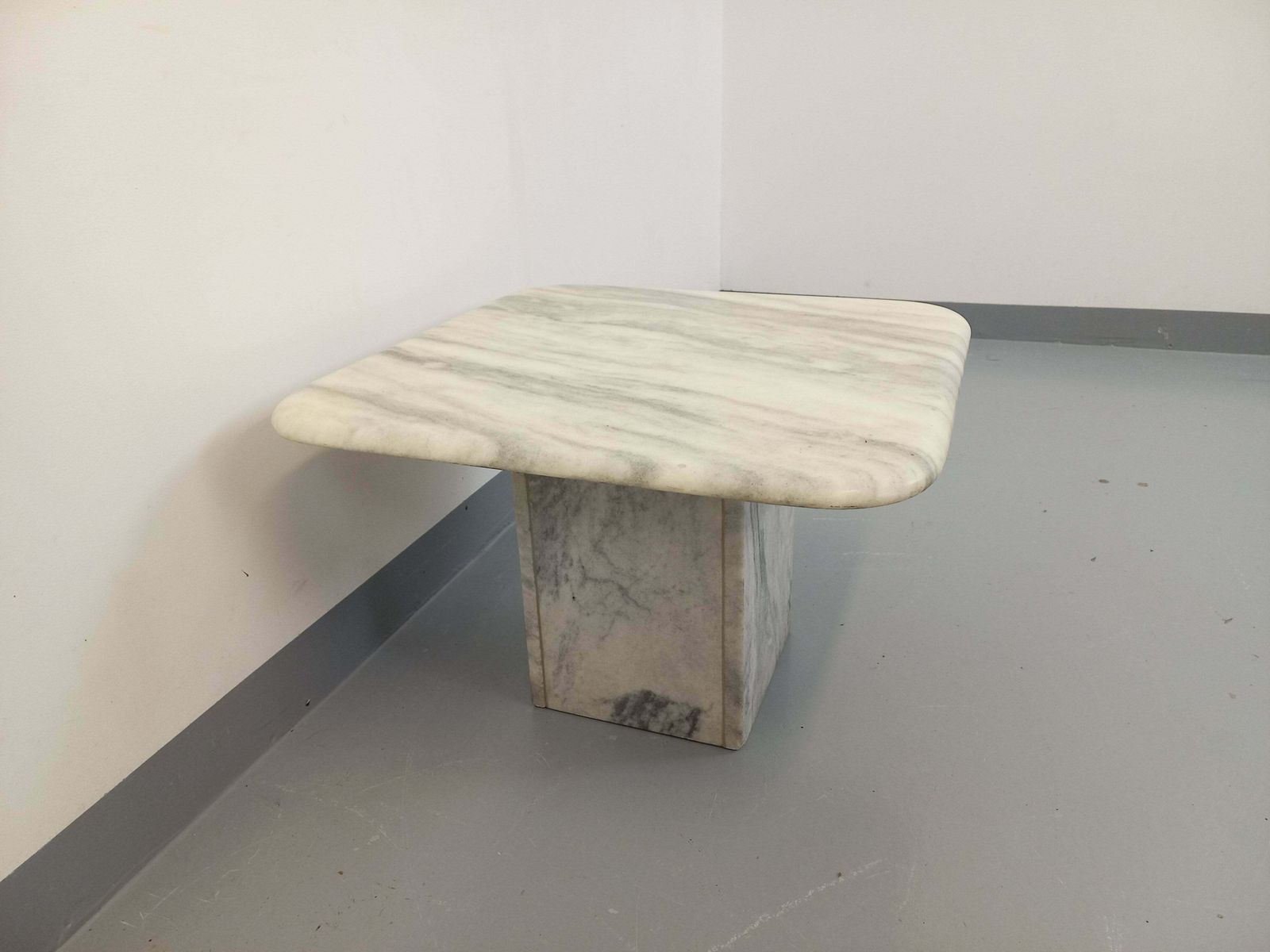Table basse carrée en marbre blanc photo for sale