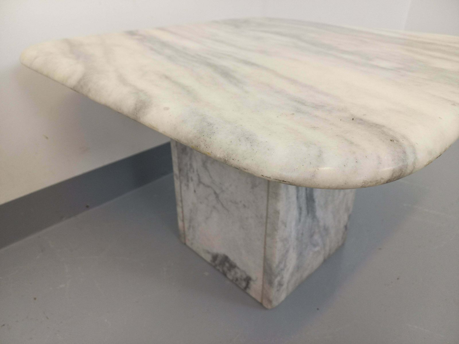 Table basse carrée en marbre blanc photo vinterior