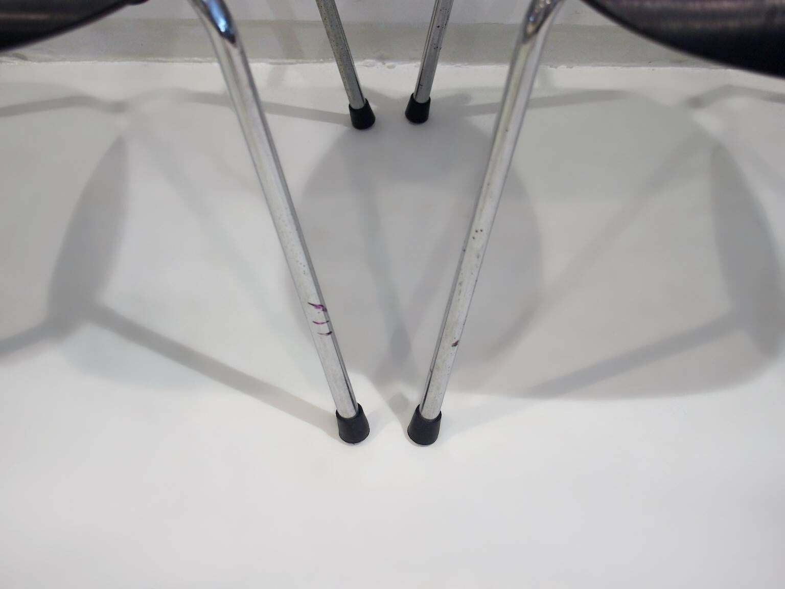 photo vintage Set Of Four Egon Eiermann Model Se 68 Black Lacquered Plywood And Steel Chairs
