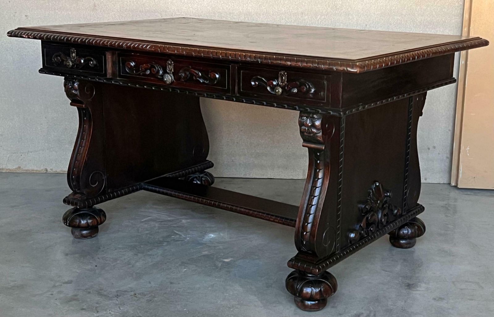 Bureau français de style Renaissance XIXe siècle à trois tiroirs photo vinterior