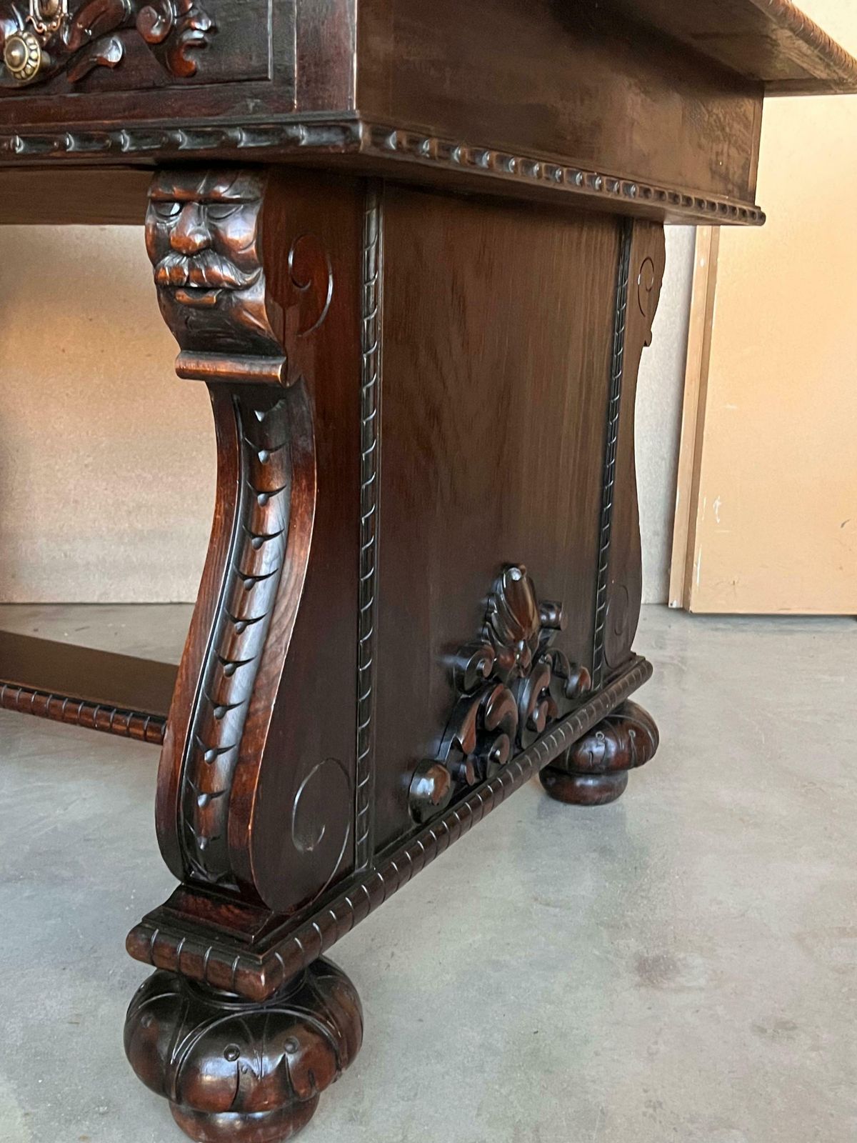 photo vintage Bureau français de style Renaissance XIXe siècle à trois tiroirs