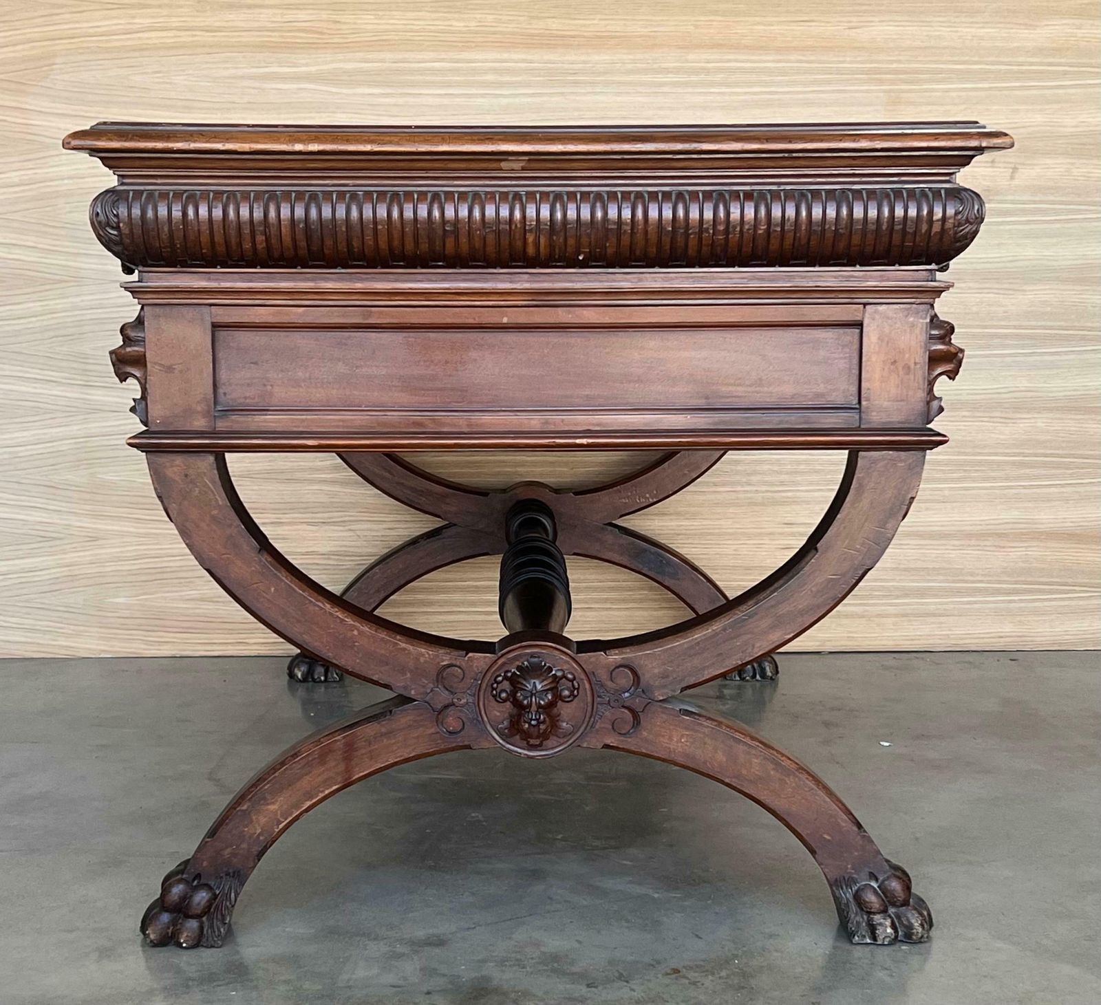 Bureau espagnol en noyer XIXe siècle à deux tiroirs, pieds tournés robustes, années 1890 photo for sale