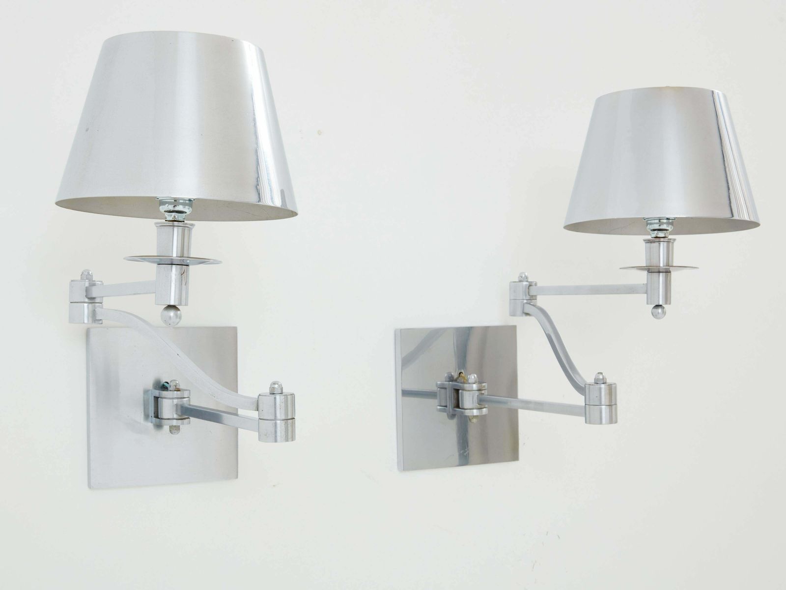 Appliques à bras articulé en acier brossé Maison Charles, années 1960 photo furniture