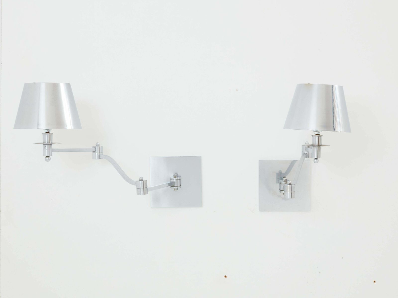 photo for sale Appliques à bras articulé en acier brossé Maison Charles, années 1960