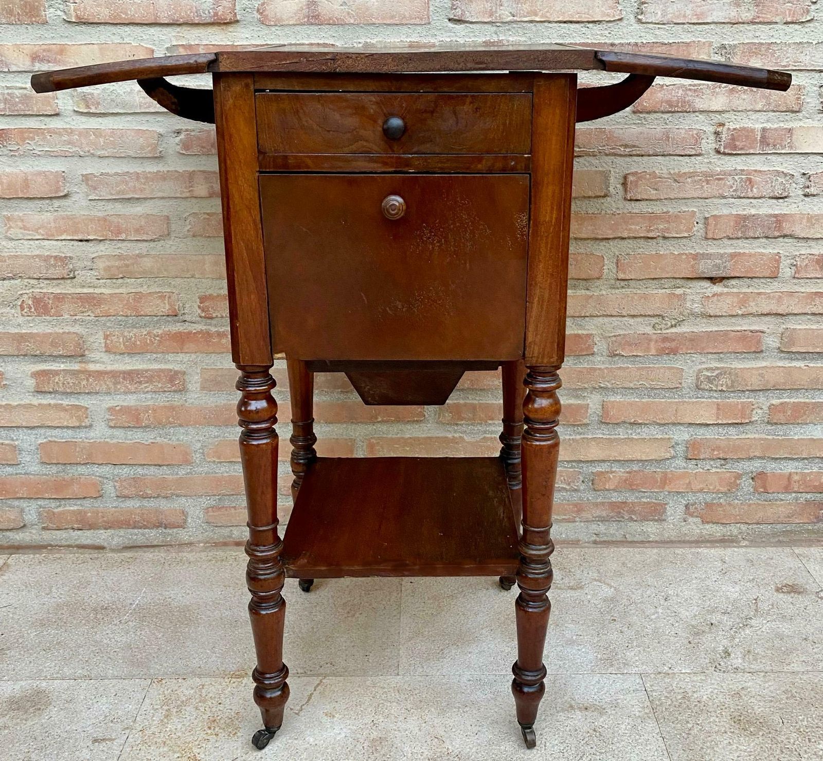 Table Regency anglaise en noyer, avec abattants et roulettes, années 1920 photo for sale
