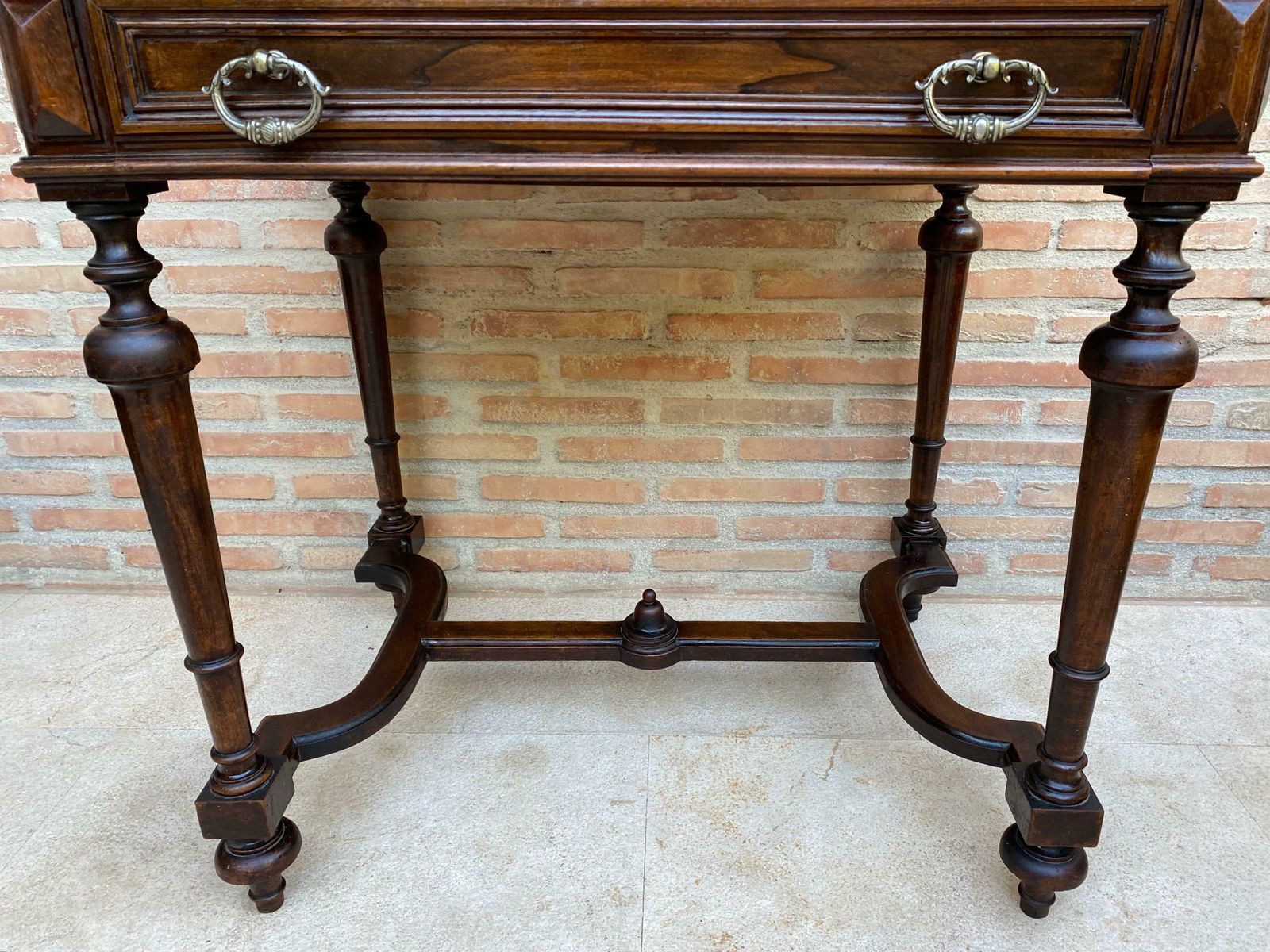 photo vinterior Table d'appoint Louis XVI en noyer avec tiroir, années 1920