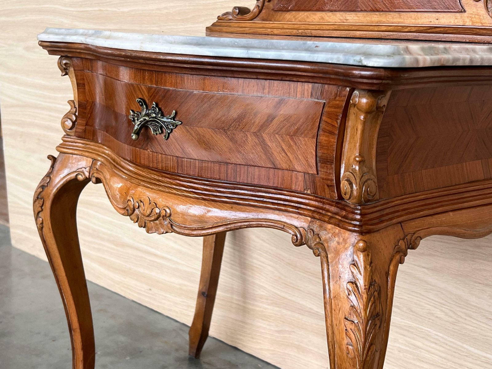 Mobilier Paire de tables de chevet françaises à fronton, tiroir sculpté et pieds en cabriole photo