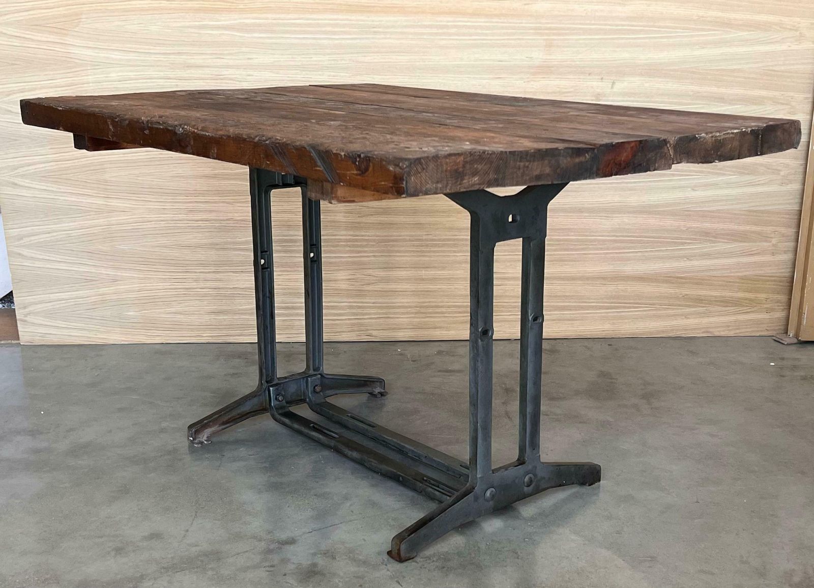 Table de travail française en fonte pleine, plateau en bois photo vinterior