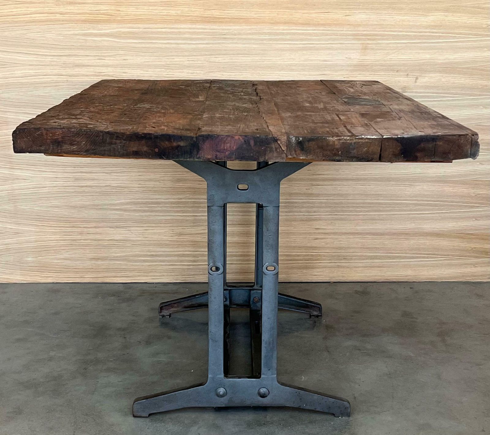 photo furniture Table de travail française en fonte pleine, plateau en bois