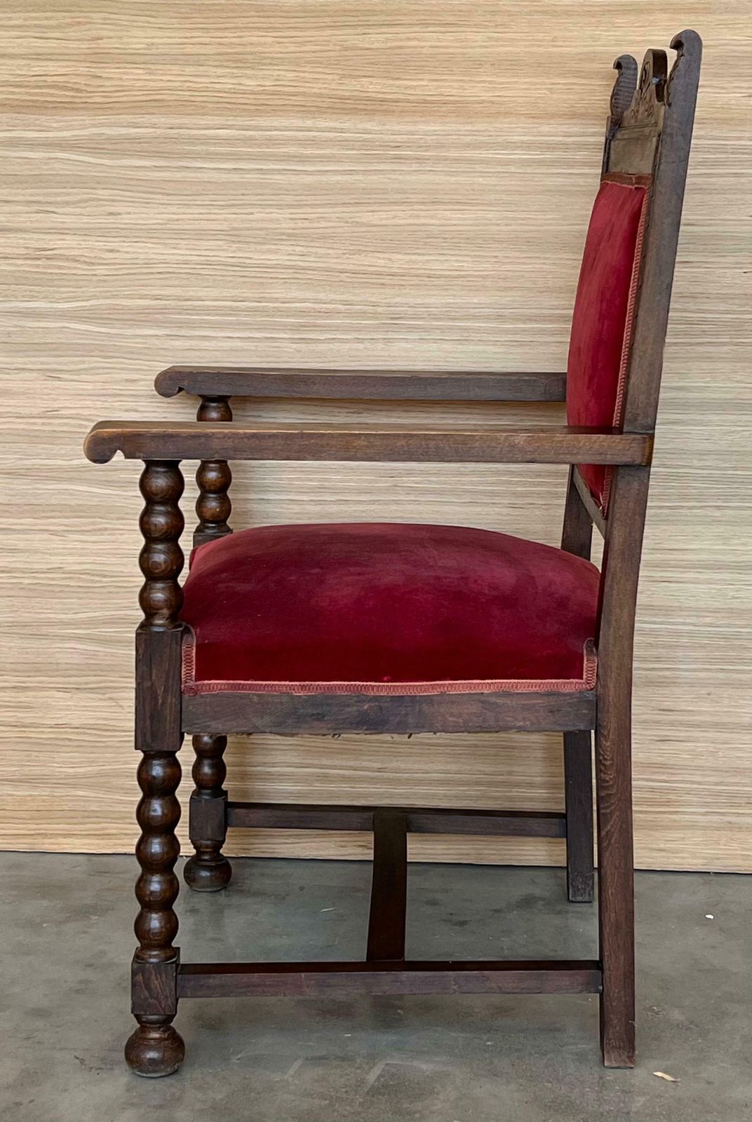 Fauteuil d'autel colonial espagnol sculpté, assise et dossier en velours rouge, XIXe siècle photo buy