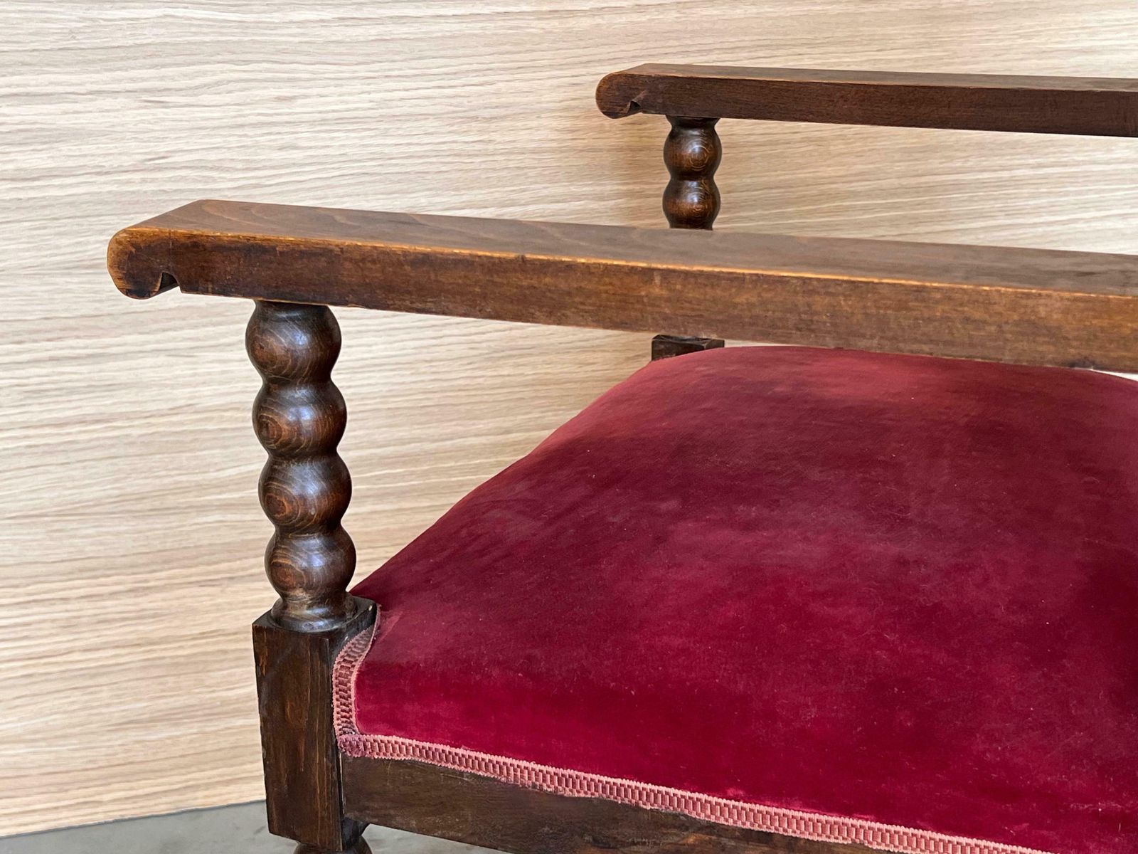 photo for sale Fauteuil d'autel colonial espagnol sculpté, assise et dossier en velours rouge, XIXe siècle