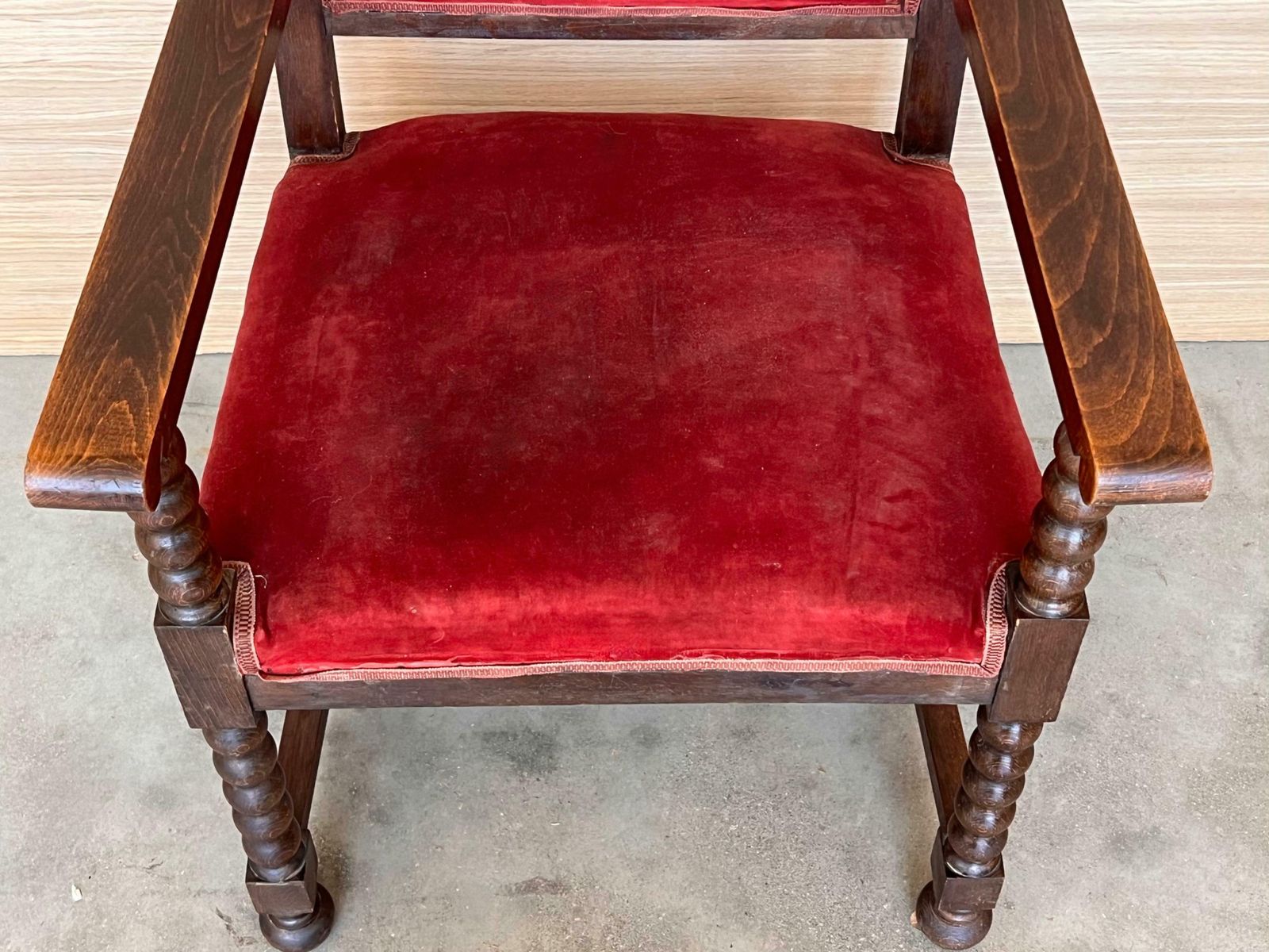 Mobilier Fauteuil d'autel colonial espagnol sculpté, assise et dossier en velours rouge, XIXe siècle photo