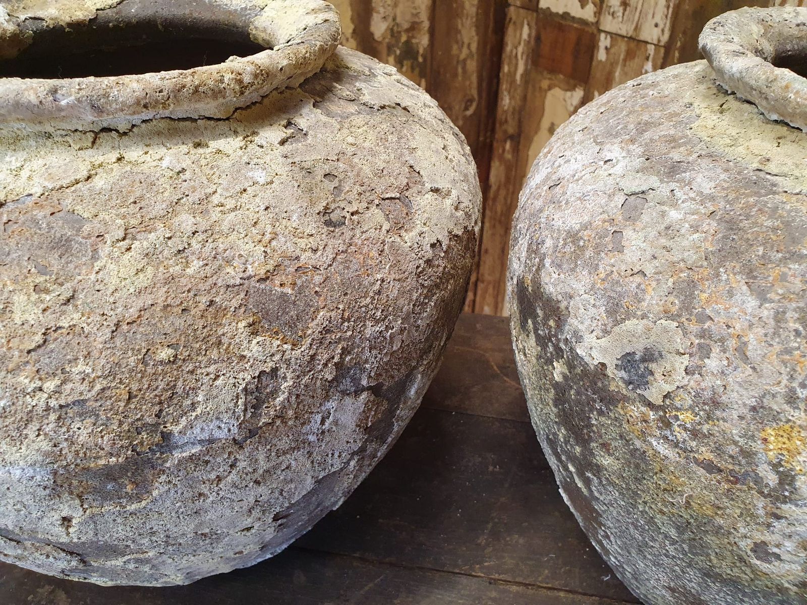 photo vinterior Antique Italian Mineral Glaze Pot