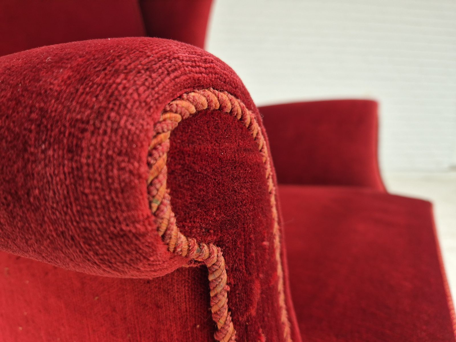 photo furniture Jaren 1970, Deense Hoge Wingback Fauteuil, Ongerestaureerde Staat, Meubelvelours, Essenhout.