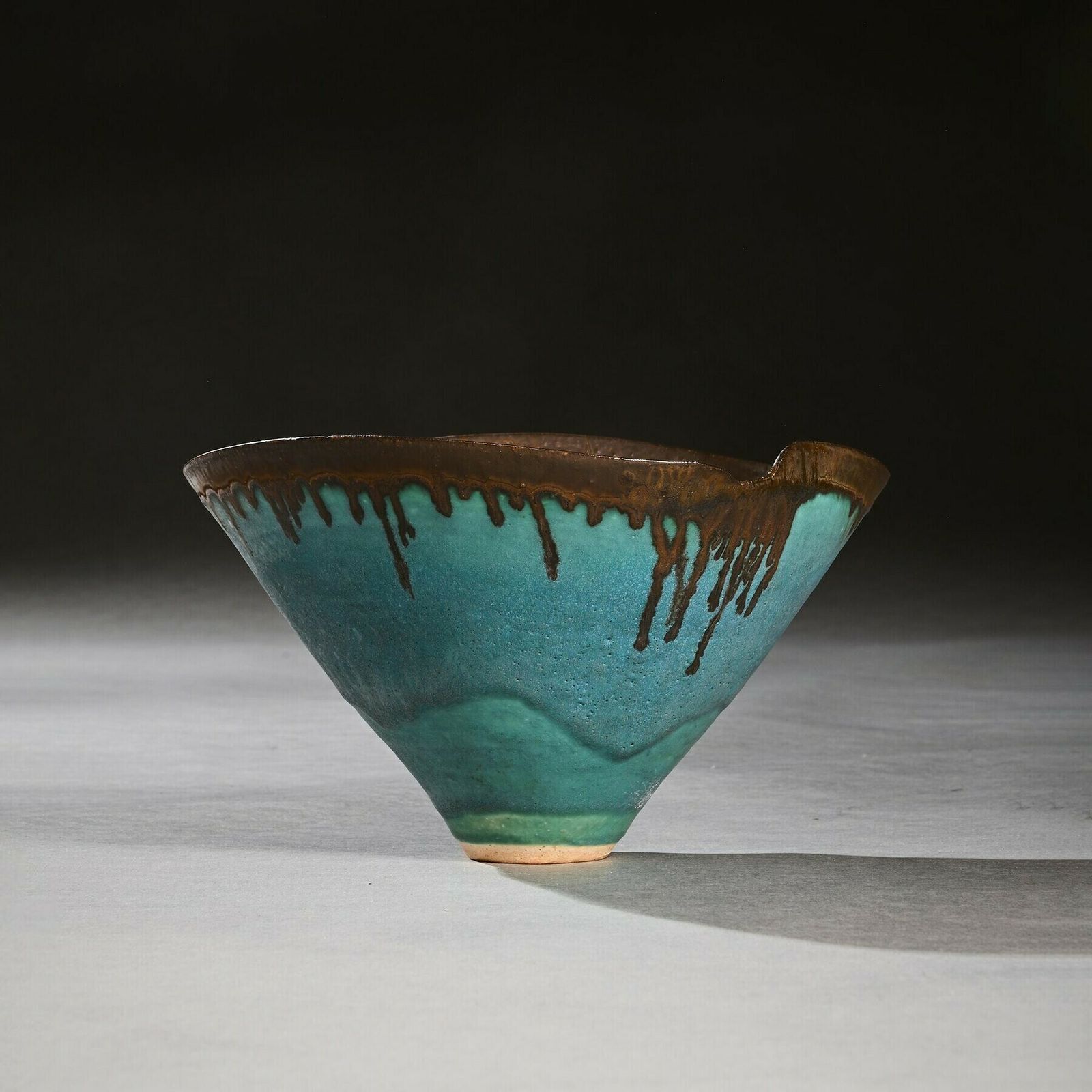 A Fine Dame Lucie Rie Turquoise Blue Stoneware Bowl With Dripping Manganese Glaze And Wavy Rim photo vinterior