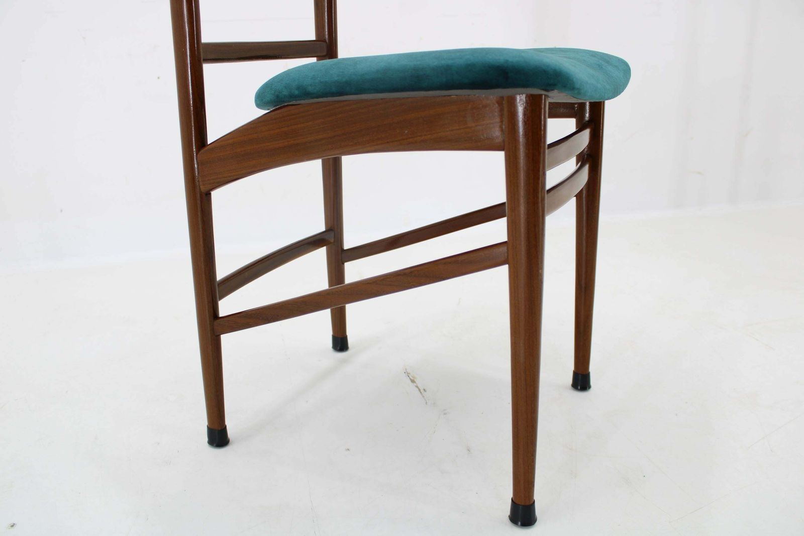 photo furniture 1960s Set Of Four Mahogany Dining Chairs, Italy