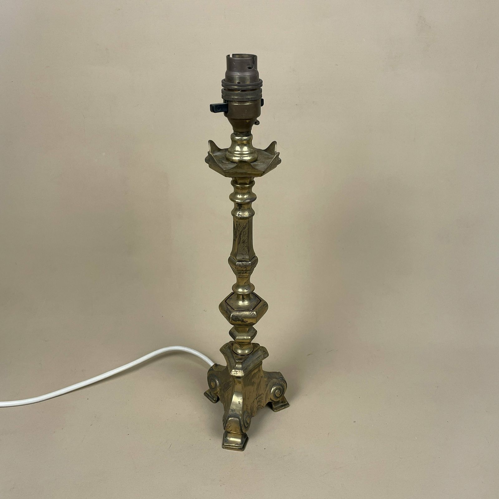 Vintage Gold Brass Metal Lamp Light Bedside Side Table Desk Ornate Detail Feet Base Antique Medium Pattern Aged Patina photo furniture
