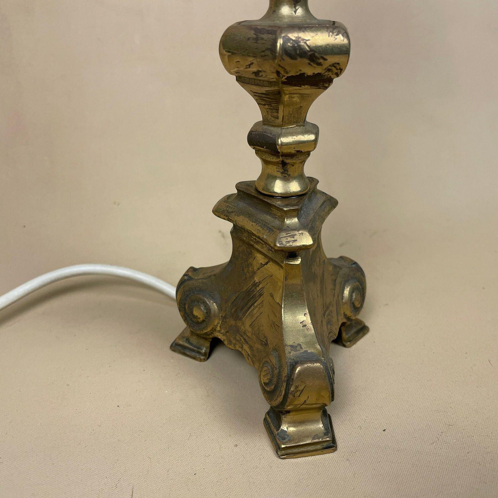 Vintage Gold Brass Metal Lamp Light Bedside Side Table Desk Ornate Detail Feet Base Antique Medium Pattern Aged Patina photo vinterior