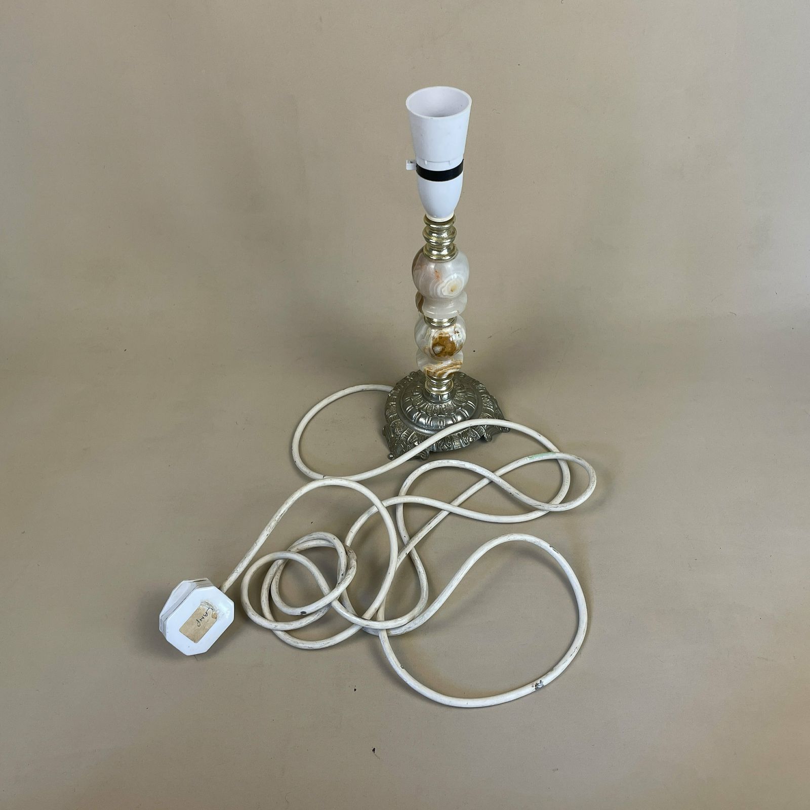 photo furniture Antique Onyx Marble Lamp Light Bedside Side Table Desk Marbled Patterned Vintage Pattern Stone Retro Cream Gold Brass Metal Feet Ornate