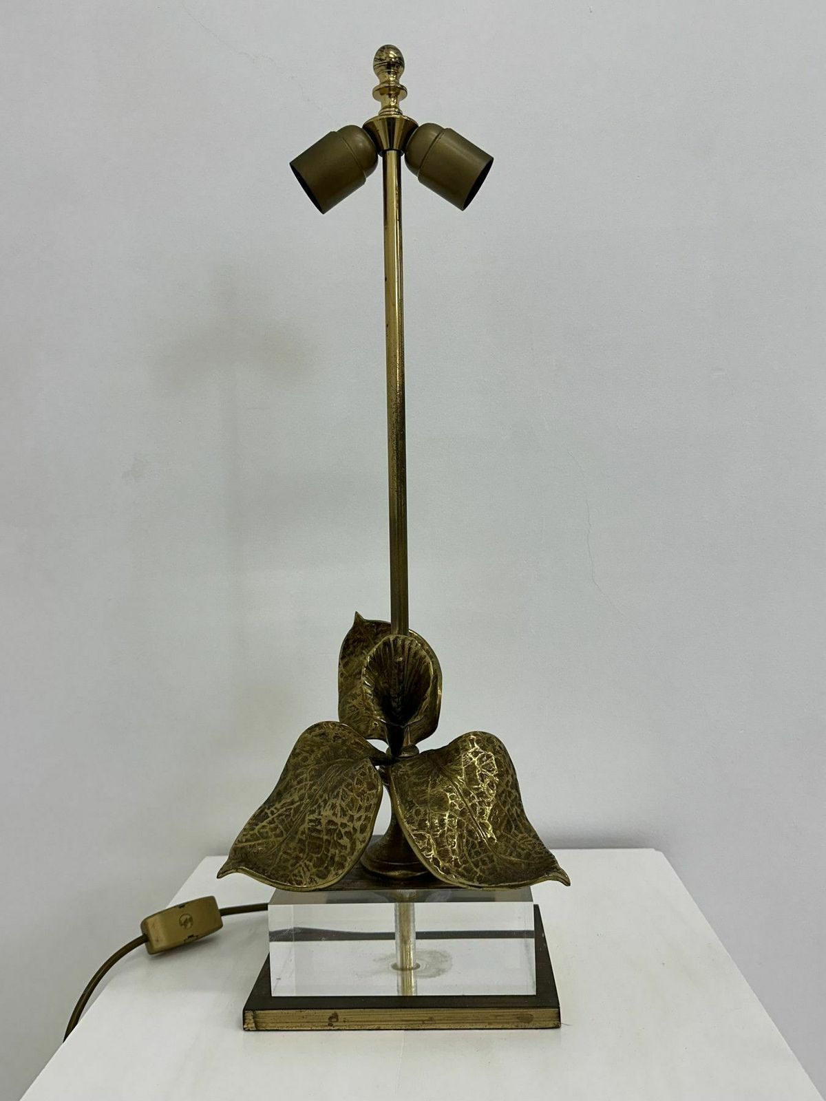 Hollywood Regency Design Tafellamp Lucite Met Messing Bloem, Jaren 1970 photo furniture