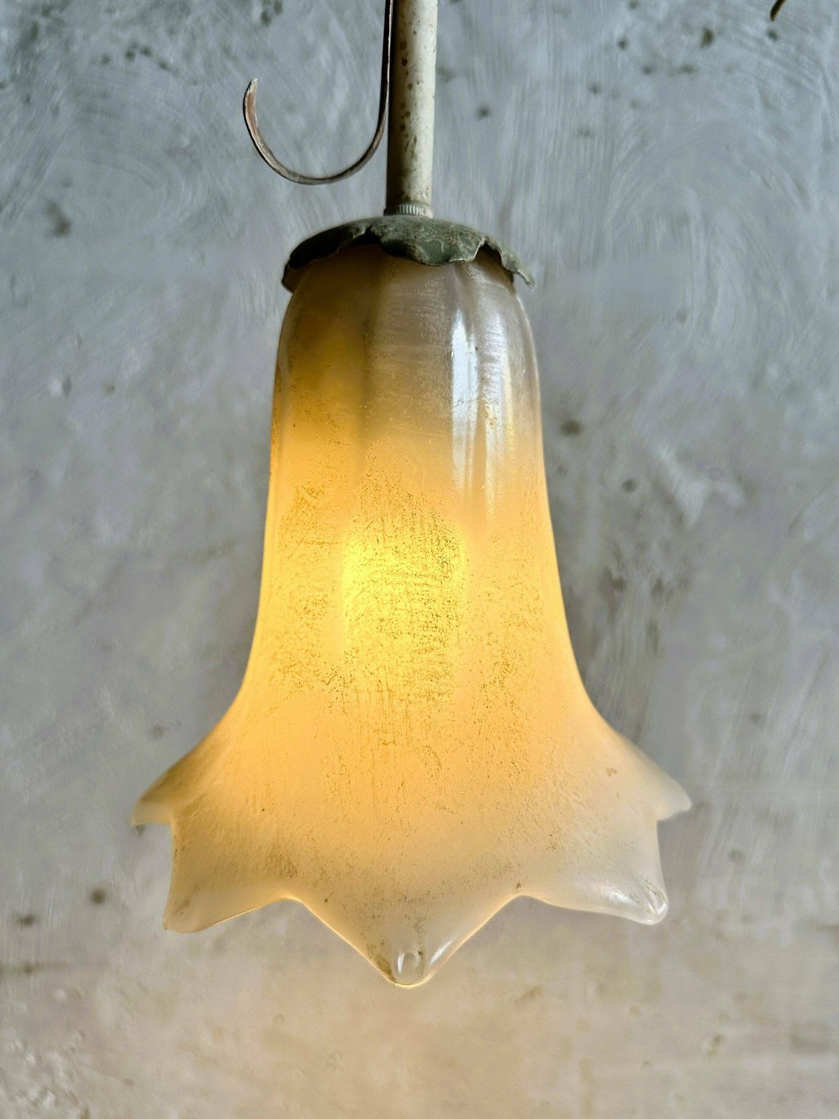 Mid Century Sierlijke Tole Ware Bloemen Vloerlamp Met Glazen Hangers, Frankrijk Jaren 1980. photo for sale