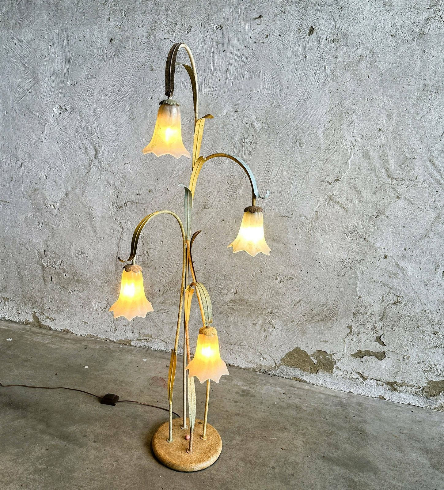 photo furniture Mid Century Sierlijke Tole Ware Bloemen Vloerlamp Met Glazen Hangers, Frankrijk Jaren 1980.