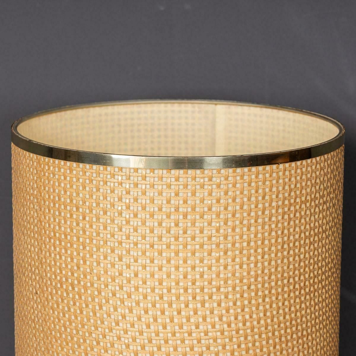 photo vintage A Vintage 20th Century Italian Bergere Lamp With Pine Cone Detailing C.1970