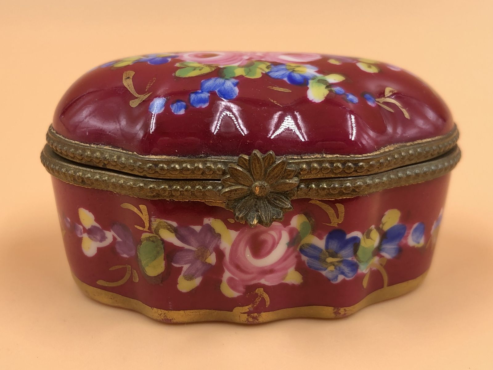 Peint Main Limoges Porcelain France No. 682 Hand Painted Hinged Trinket / Jewelry Box.