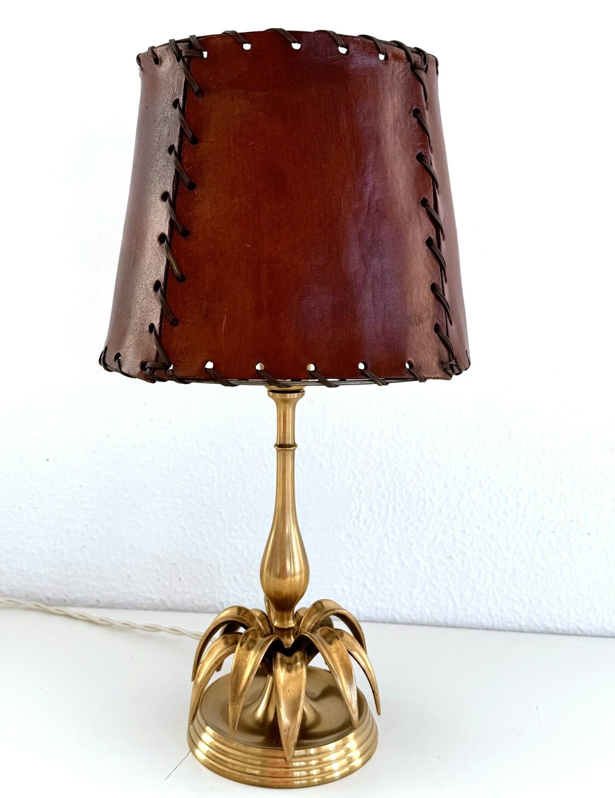 Italian Midcentury Palm Leaf Table Lamp In Brass And Leather Lampshade, 1970s photo Lighting