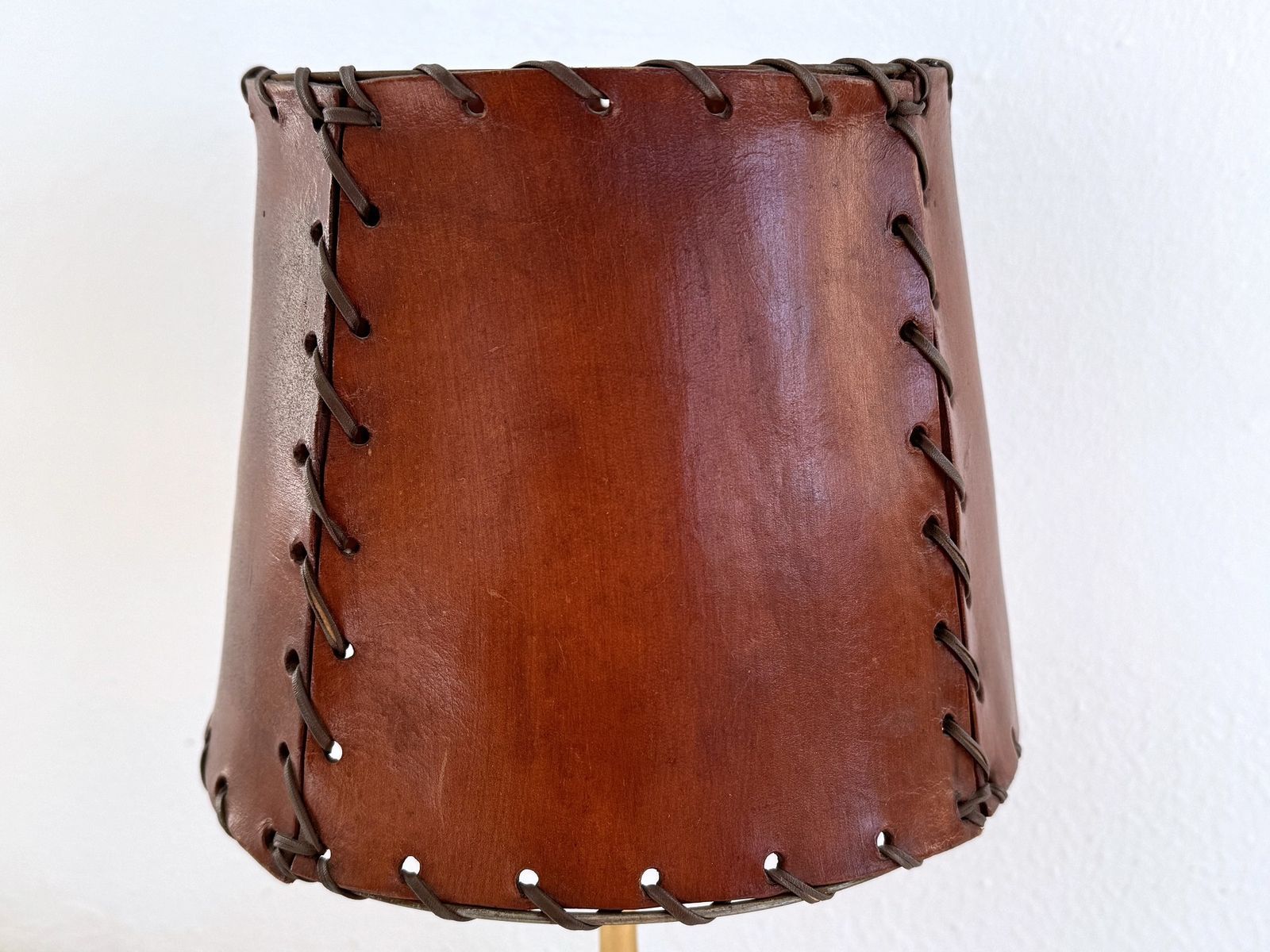 Italian Midcentury Palm Leaf Table Lamp In Brass And Leather Lampshade, 1970s photo vinterior