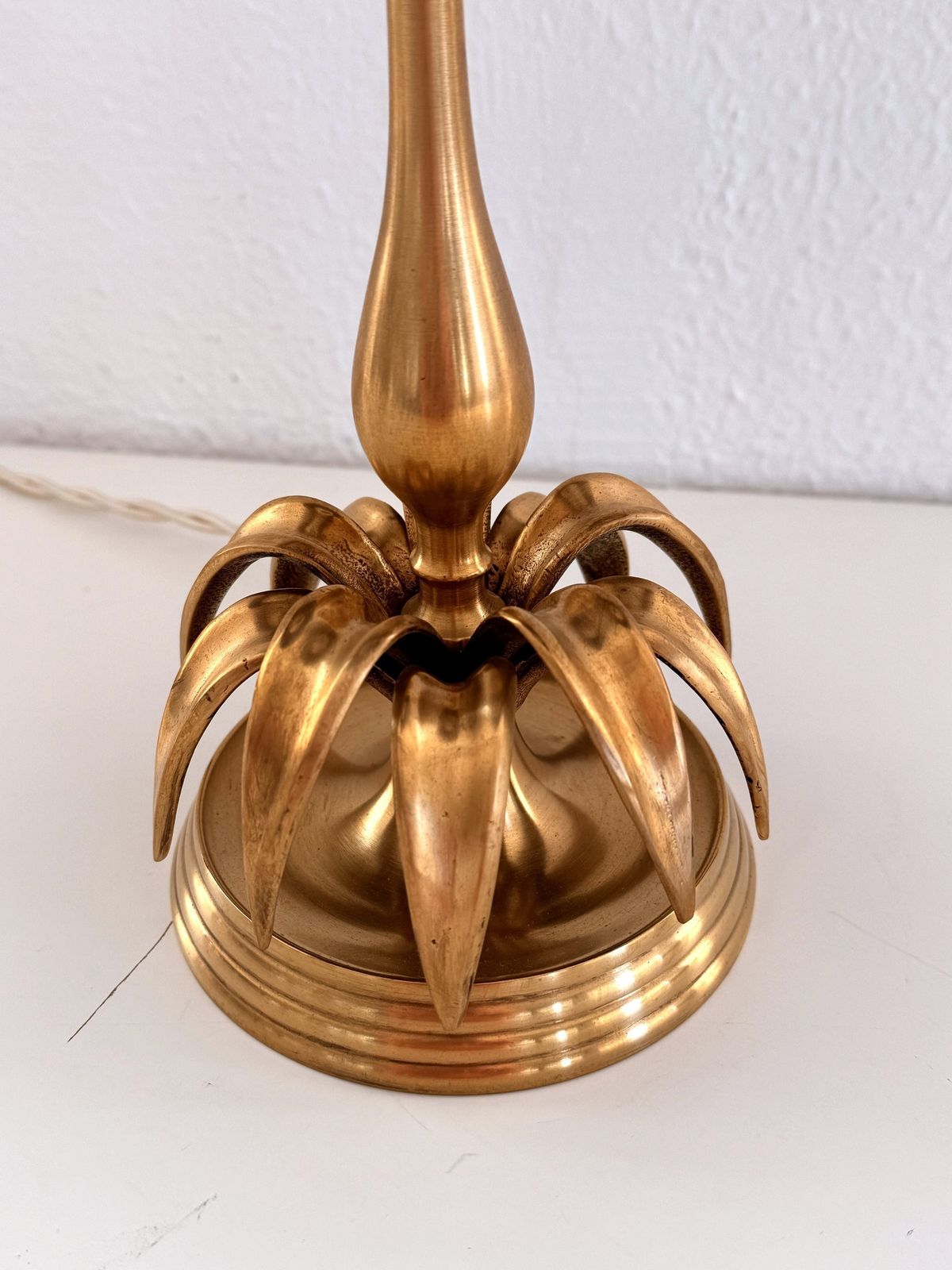 Italian Midcentury Palm Leaf Table Lamp In Brass And Leather Lampshade, 1970s photo vintage