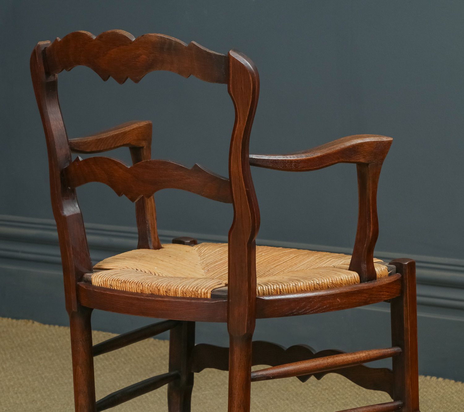 photo vintage French Set Of 8 Eight Louis XV Style Oak Ladder Back Rush Seat Kitchen Dining Chairs (Circa 1920)
