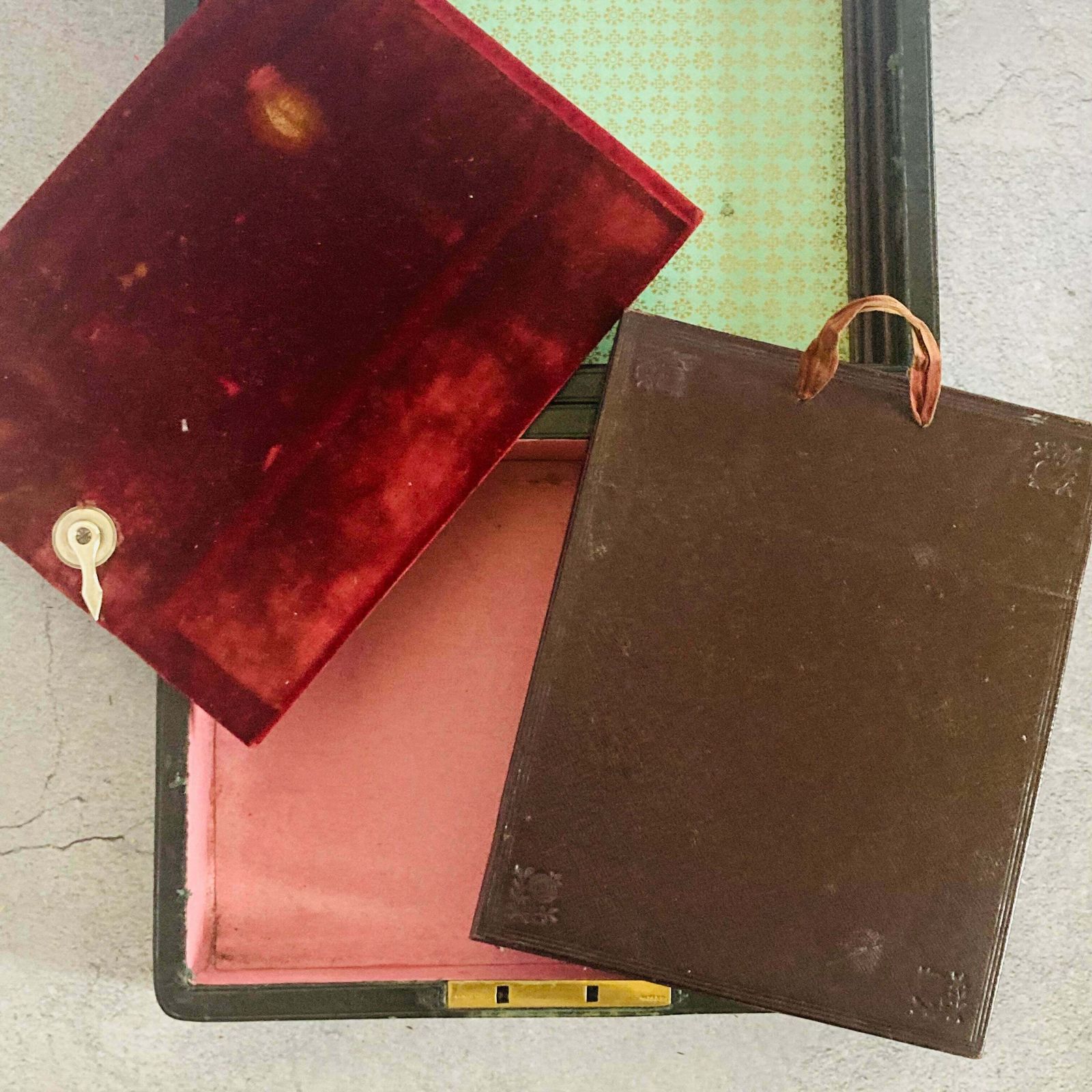 220.0 Antique Leather Jewellery / Vanity Box photo