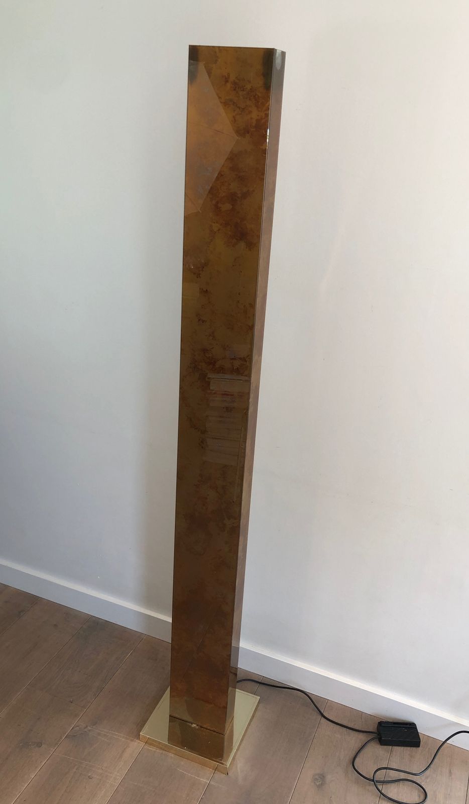 photo vinterior Floor Lamp In Golden Plexiglass And Golden Metal Base
