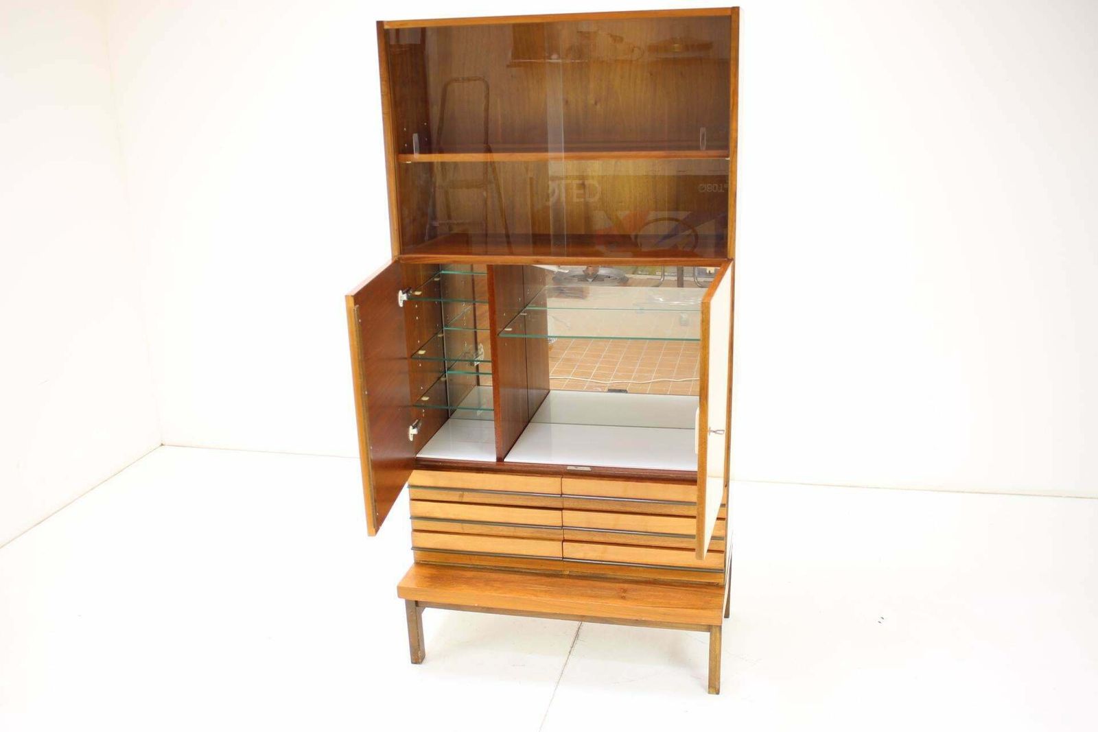 Commode van ZNZ Bratislava, Tsjecho-Slowakije, ca. jaren 1960 photo vintage